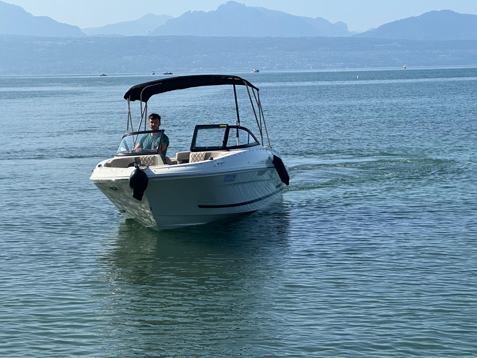 Bayliner VR4 à moteur filant sur les eaux du lac Léman depuis Lausanne