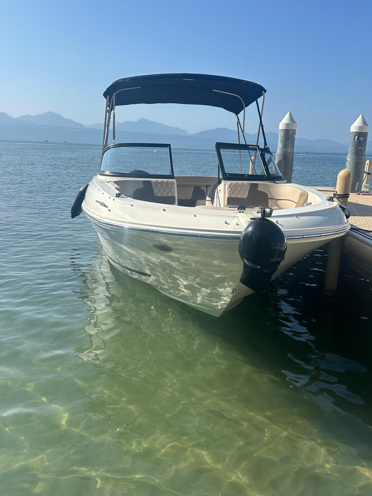 Bayliner VR4 et VR6, flotte location bateau Lausanne