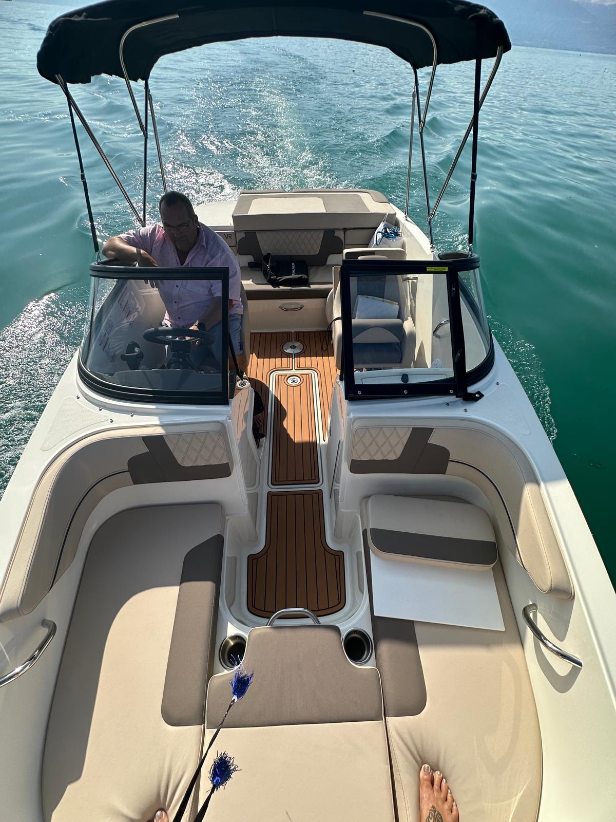 Bayliner VR4 sur le lac Léman, homme au volant, Alpes
